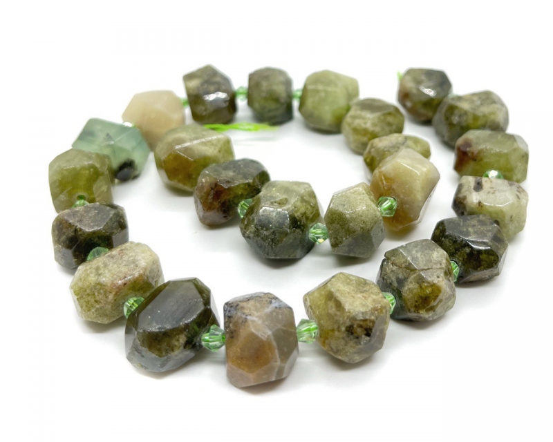 Бусины Гранат зеленый (Гроссуляр) натуральный камень средний размер бусины 15*12мм