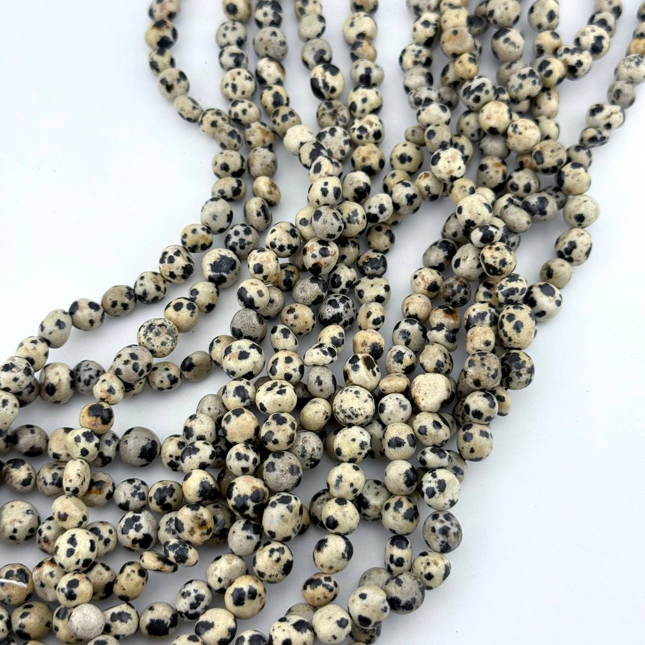 Яшма Долматиновая средний размер бусин 6-7мм натуральный камень